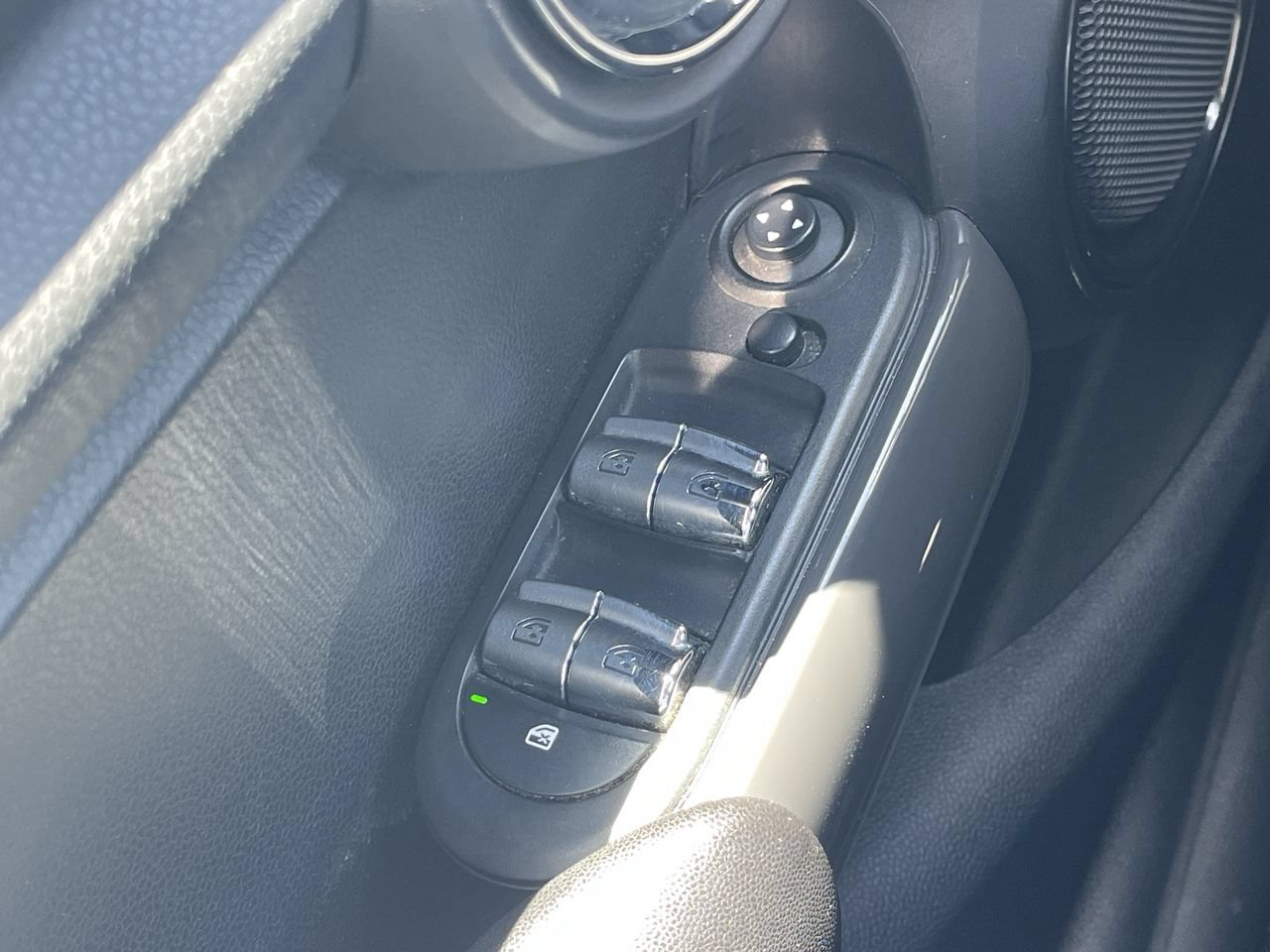 Used 2019 British Racing Green MINI Oxford Edition image 22