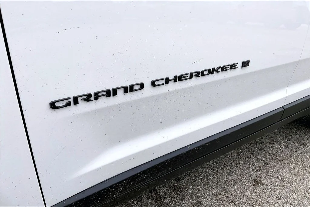 New 2026 Bright White Clear-Coat Exterior Paint Jeep Limited image 15