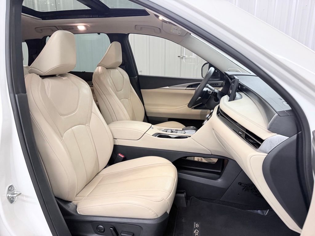 Used 2023 White INFINITI LUXE image 45