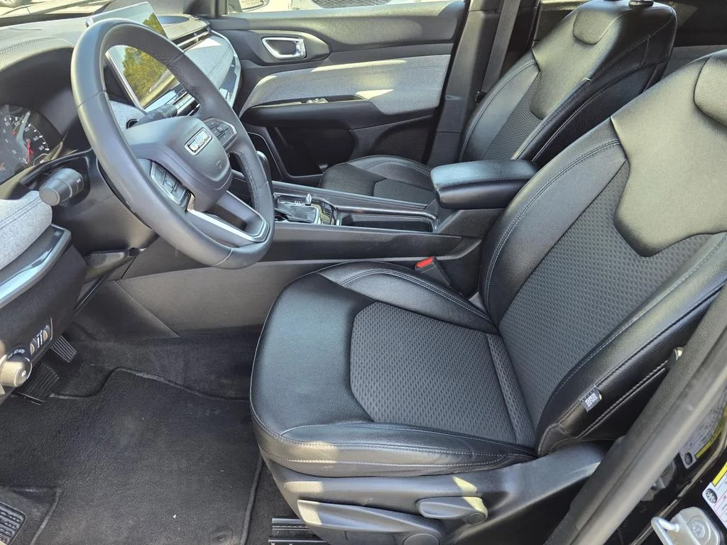 Used 2024 Diamond Black Crystal Pearlcoat Jeep Latitude image 9