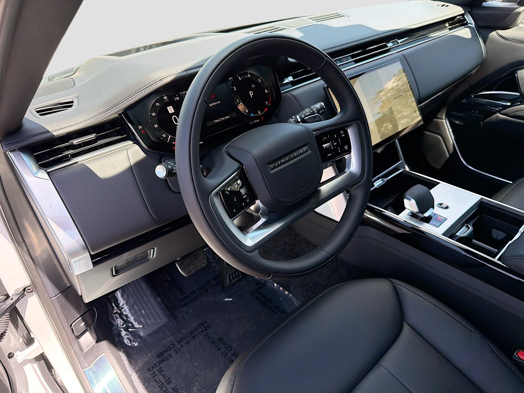 New 2026 Ostuni Pearl White Premium Metallic Land Rover SE image 26