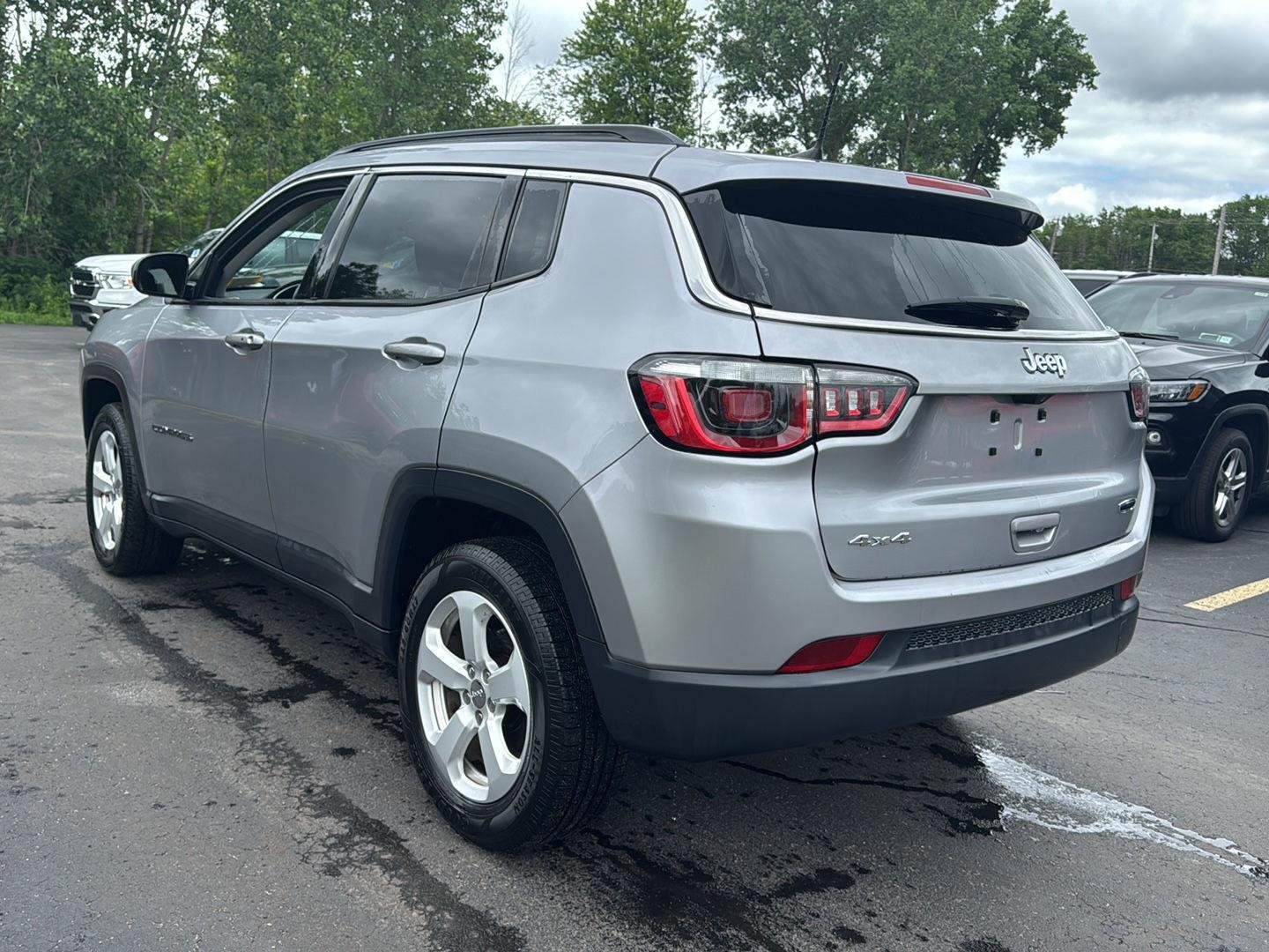 Used 2019 Billet Silver Metallic Clearcoat Jeep Latitude image 5