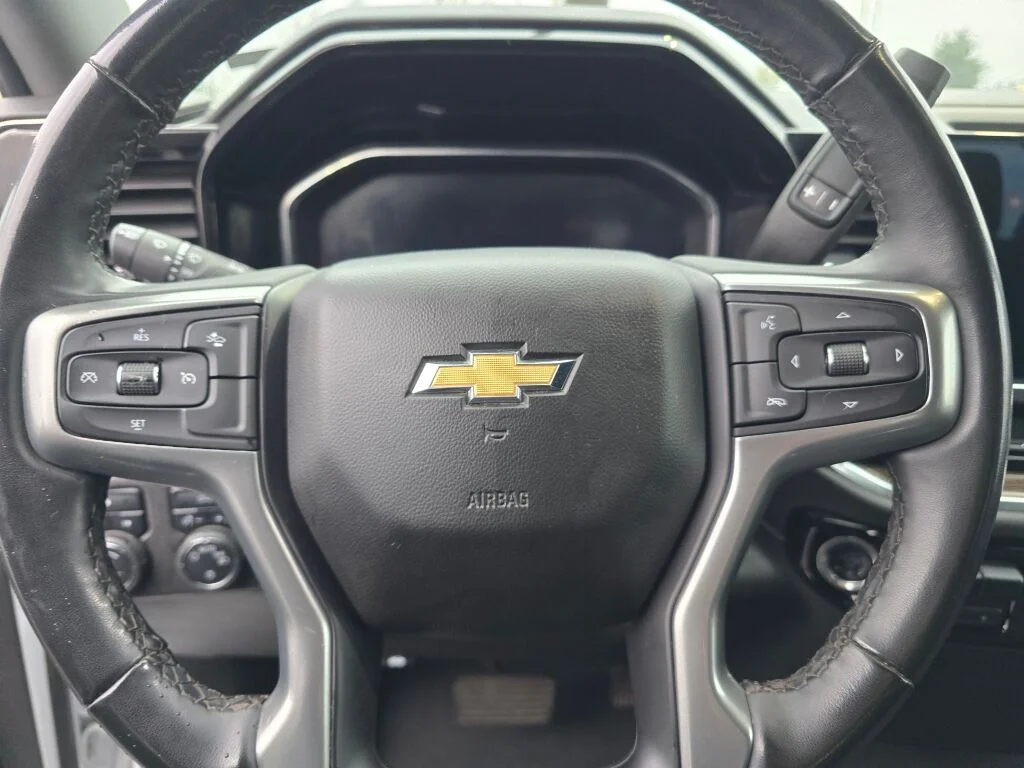 Used 2024 Summit White Chevrolet LT image 21