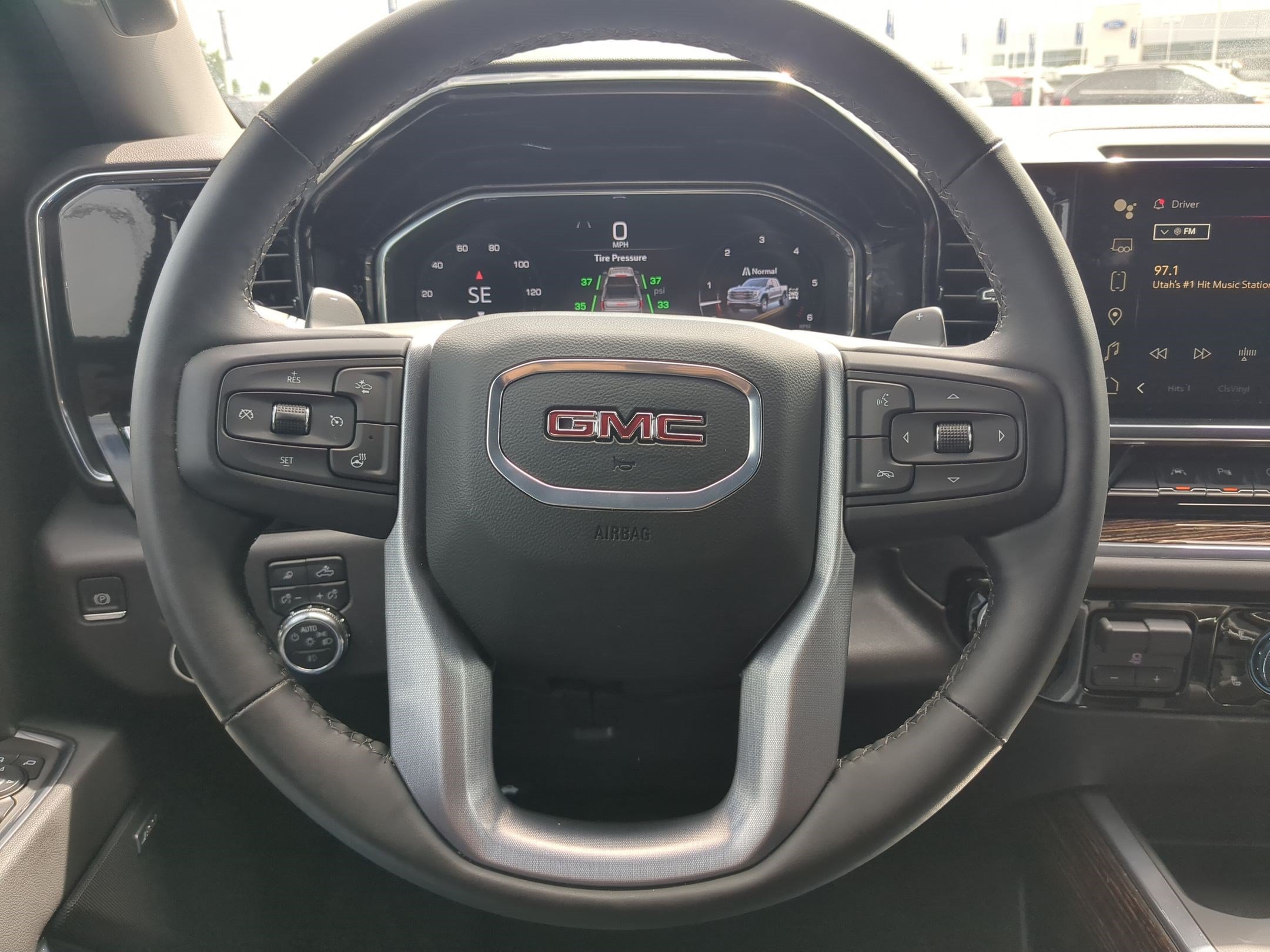 Used 2024 Onyx Black GMC Elevation image 17