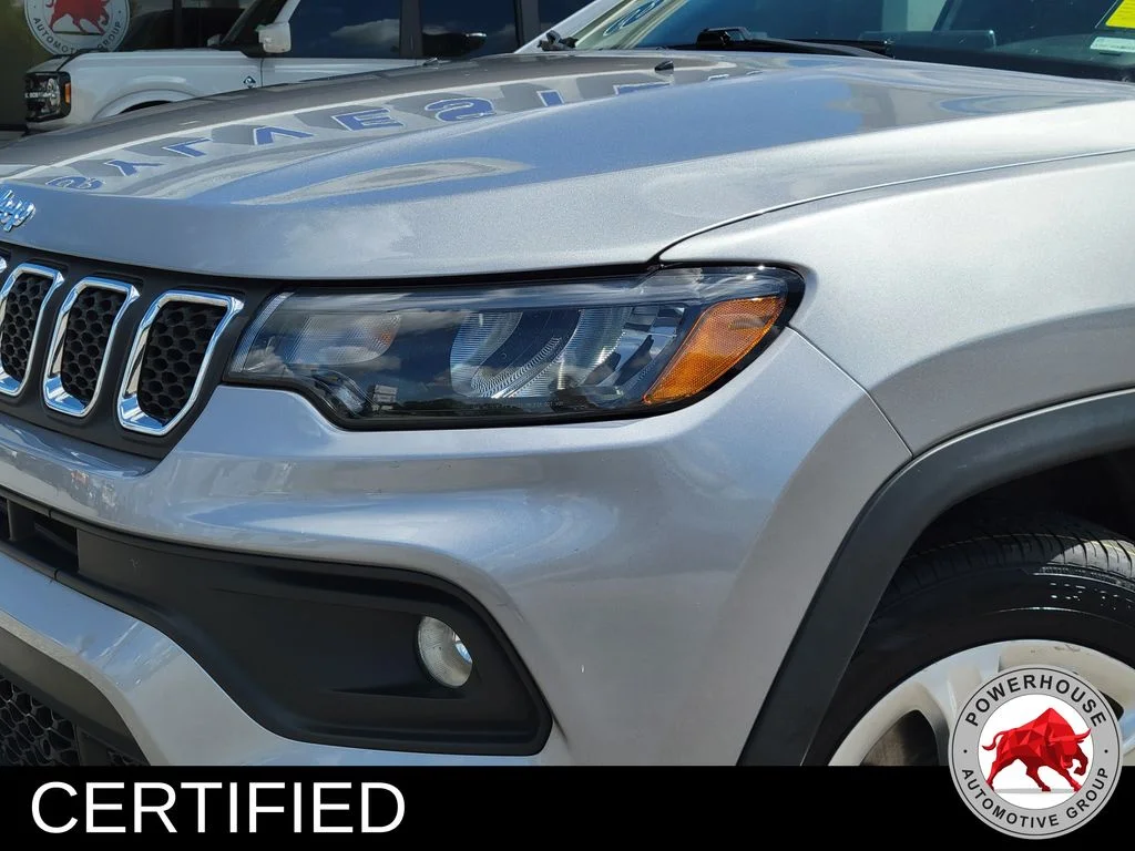 Used 2024  Jeep Latitude image 10