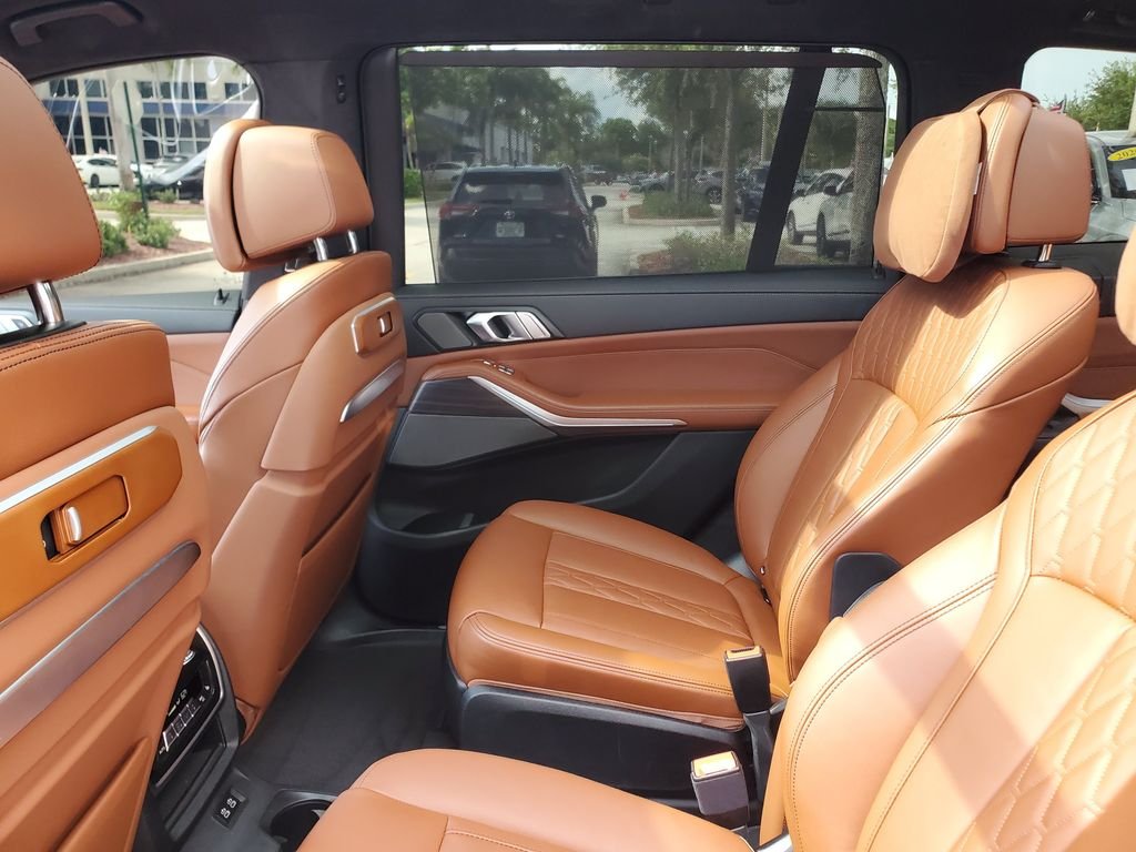 Used 2025 Green BMW M60i image 11