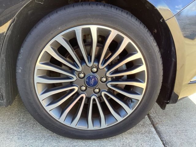 Used 2017 Shadow Black Ford SE image 8
