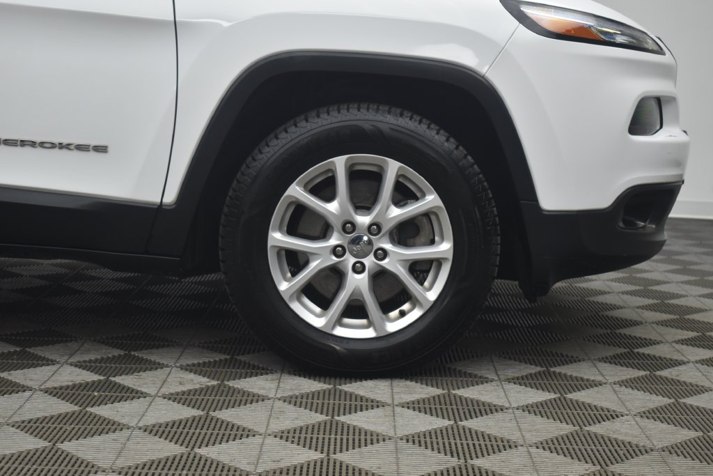 Used 2017 White Jeep Latitude image 25