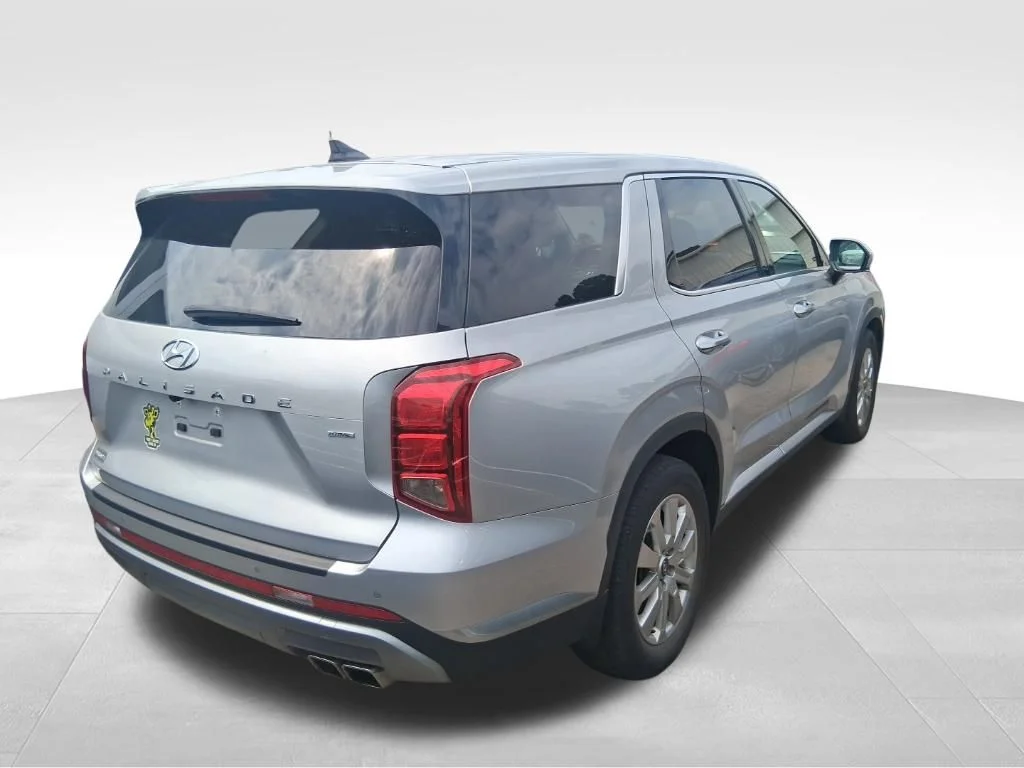 Used 2023 Silver Hyundai SE image 4