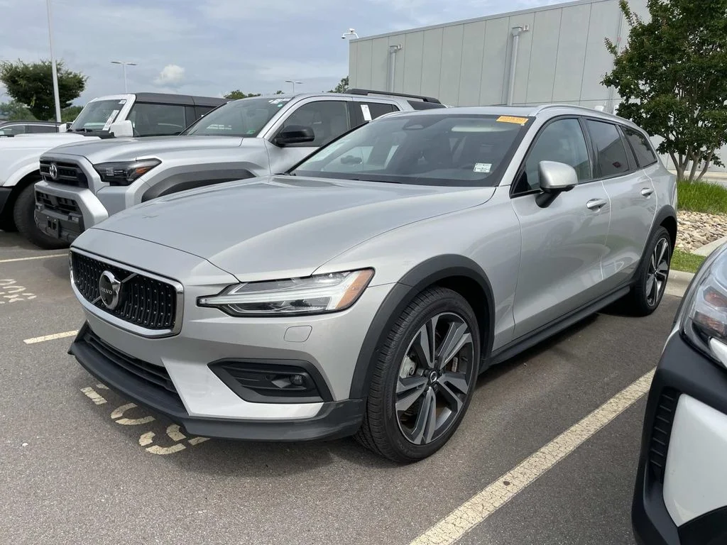 Used 2025 Silver Dawn Metallic Volvo Plus image 2