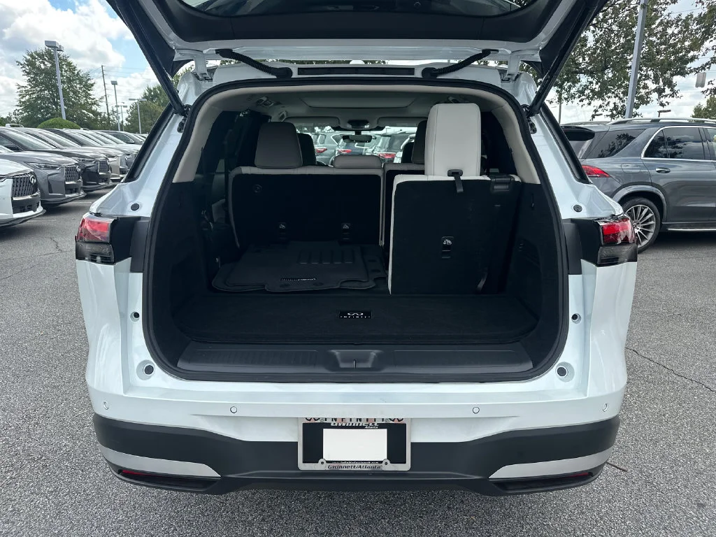 Certified Used 2027 White INFINITI LUXE image 15