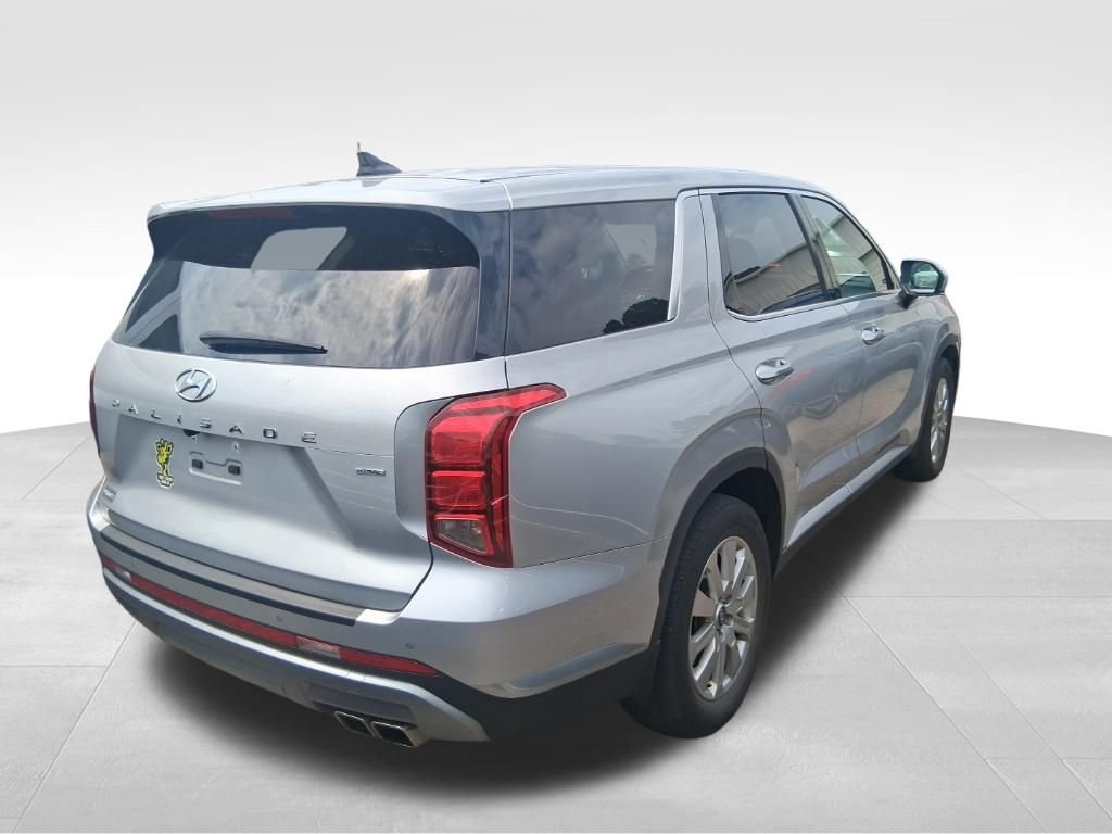 Used 2023 Silver Hyundai SE image 4