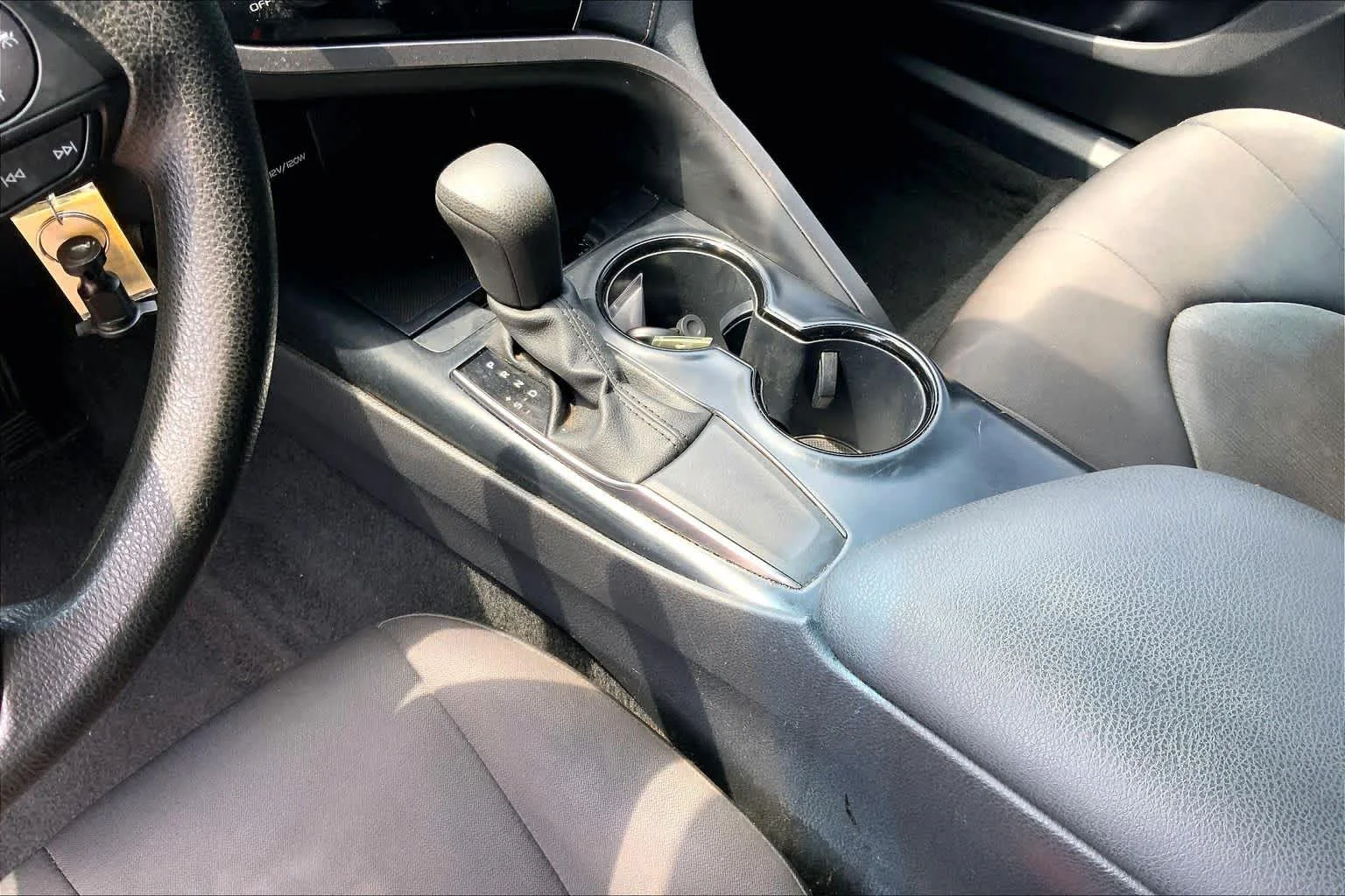 2020 Toyota Camry LE - Photo 17
