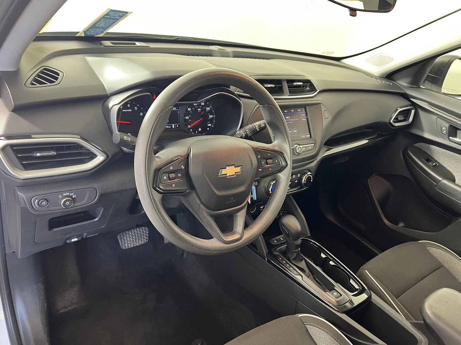 Used 2021 SUMMIT WHITE Chevrolet LS image 4