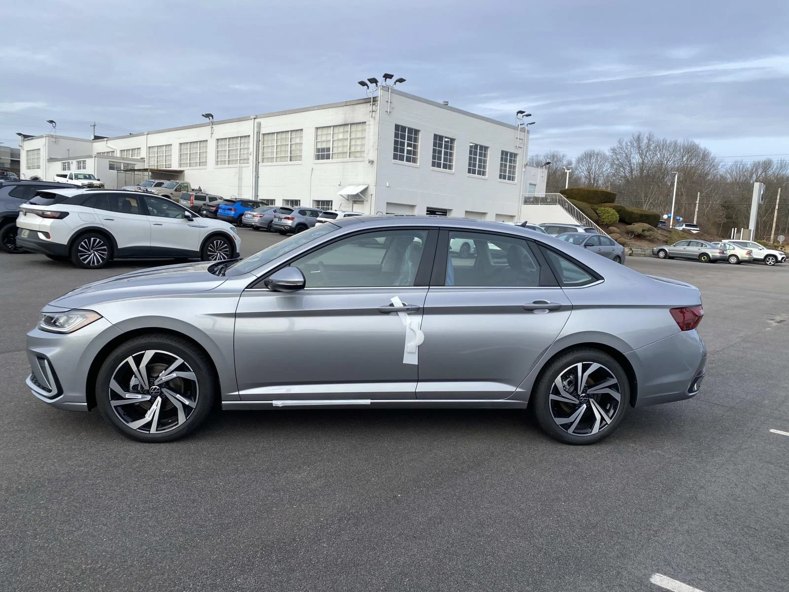 New 2026 Pyrite Silver Metallic Volkswagen SEL Auto image 2