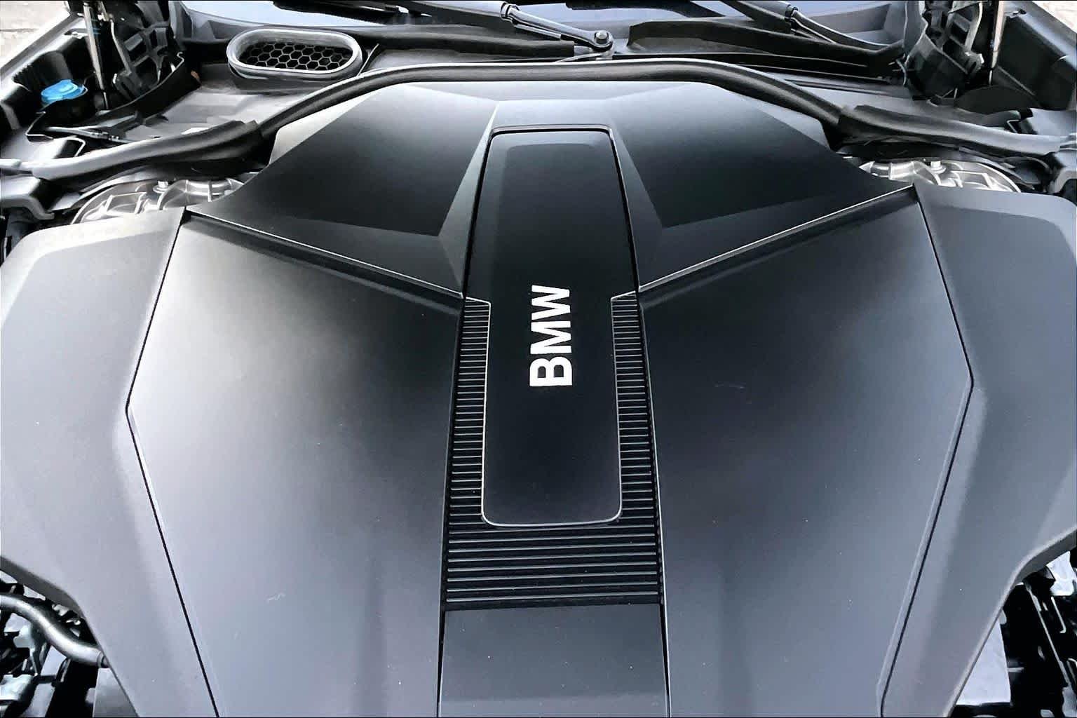 Used 2025 Oxide Grey Metallic BMW xDrive60 image 30