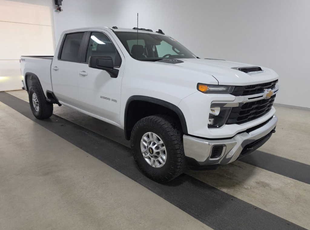 Used 2024 White Chevrolet LT image 4
