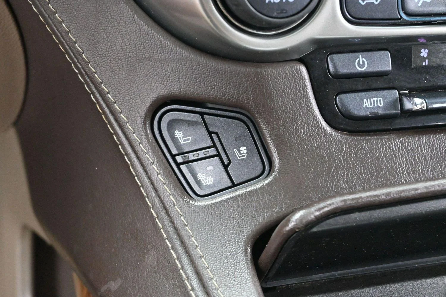 Used 2018 Summit White Chevrolet Premier image 25