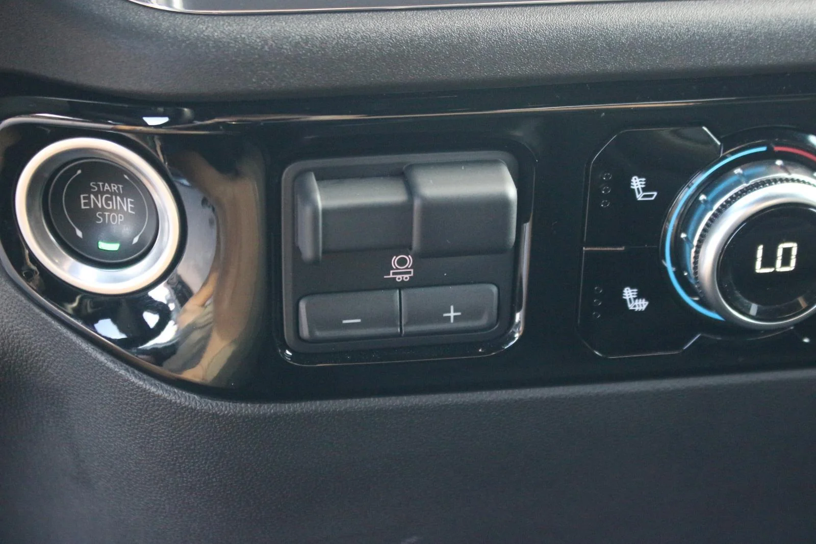 Used 2024 Summit White GMC Elevation image 27