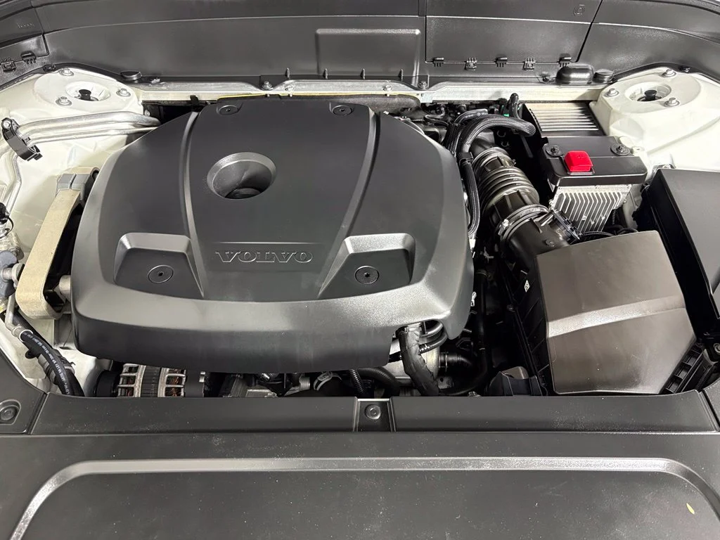 Used 2019 White Volvo T6 Momentum image 40