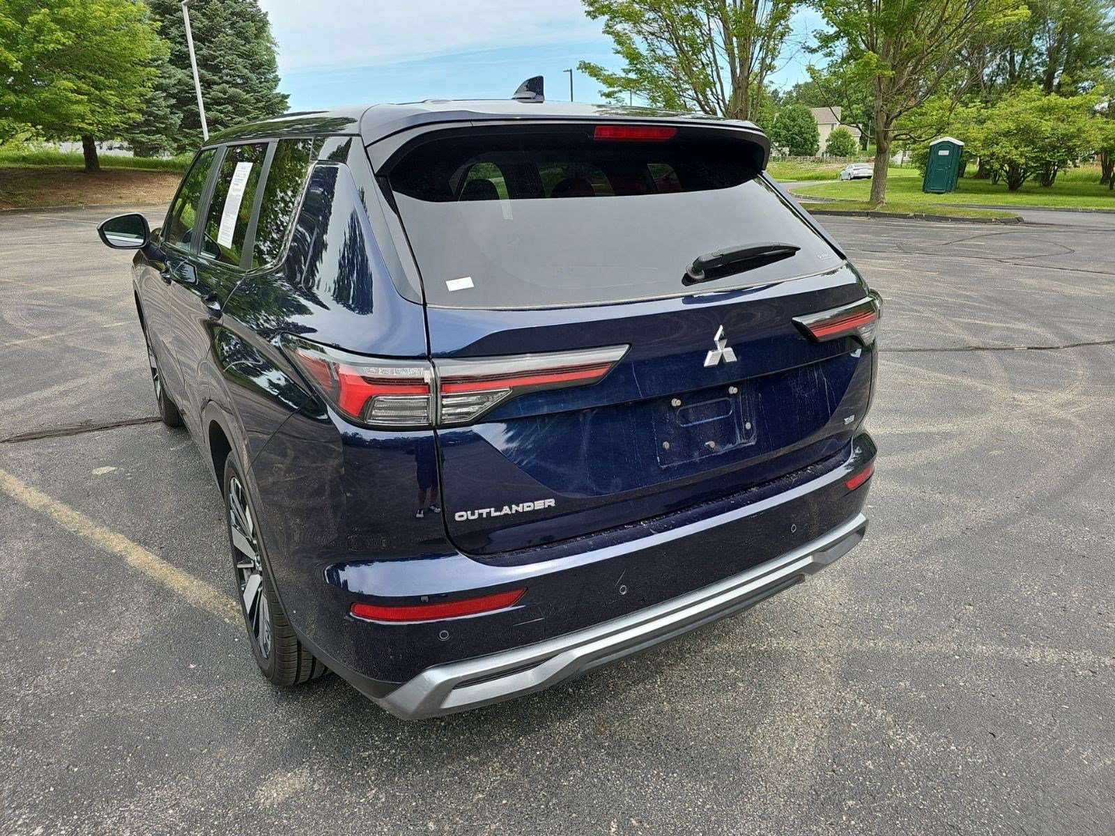 Used 2025 Silver Mitsubishi SE image 3