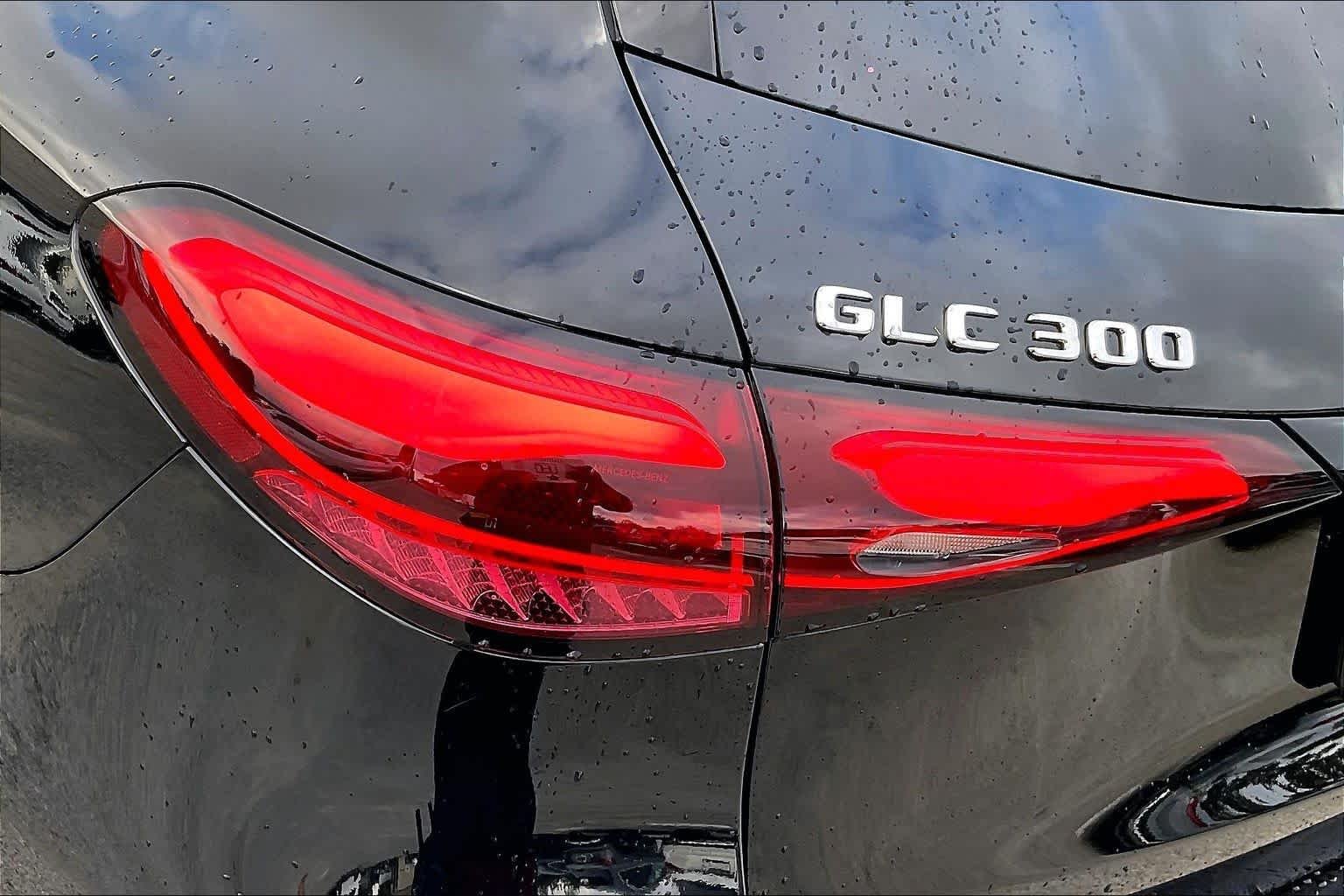 Used 2025 Black Mercedes-Benz GLC 300 image 27