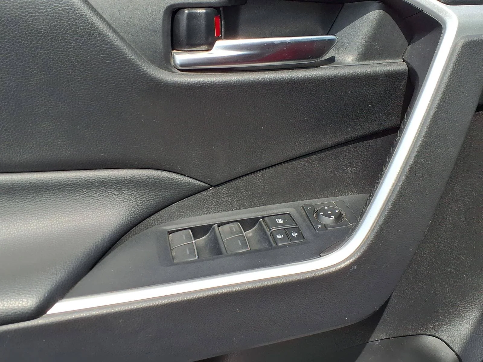 Used 2022 Silver Sky Metallic Toyota XLE image 16