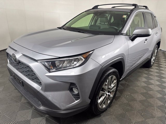 Used 2019 Silver Toyota XLE Premium image 8