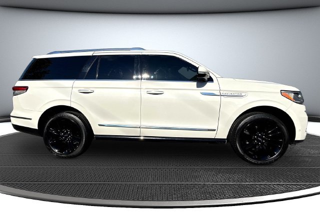 Used 2022 White Lincoln Reserve image 4