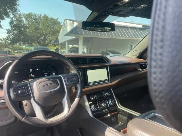 Used 2022 White Frost Tricoat GMC Denali image 12