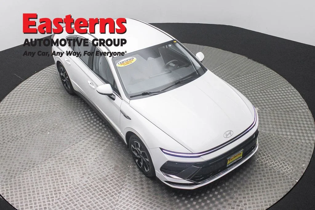 Used 2024 White Hyundai SEL image 3