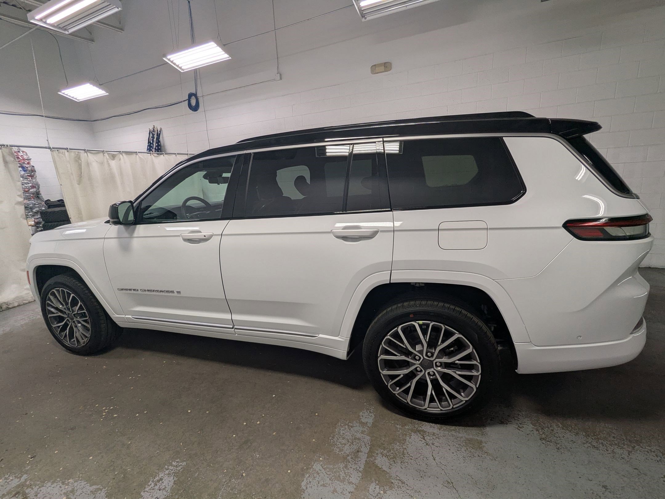 New 2026 Bright White Clear-Coat Exterior Paint Jeep Summit image 8