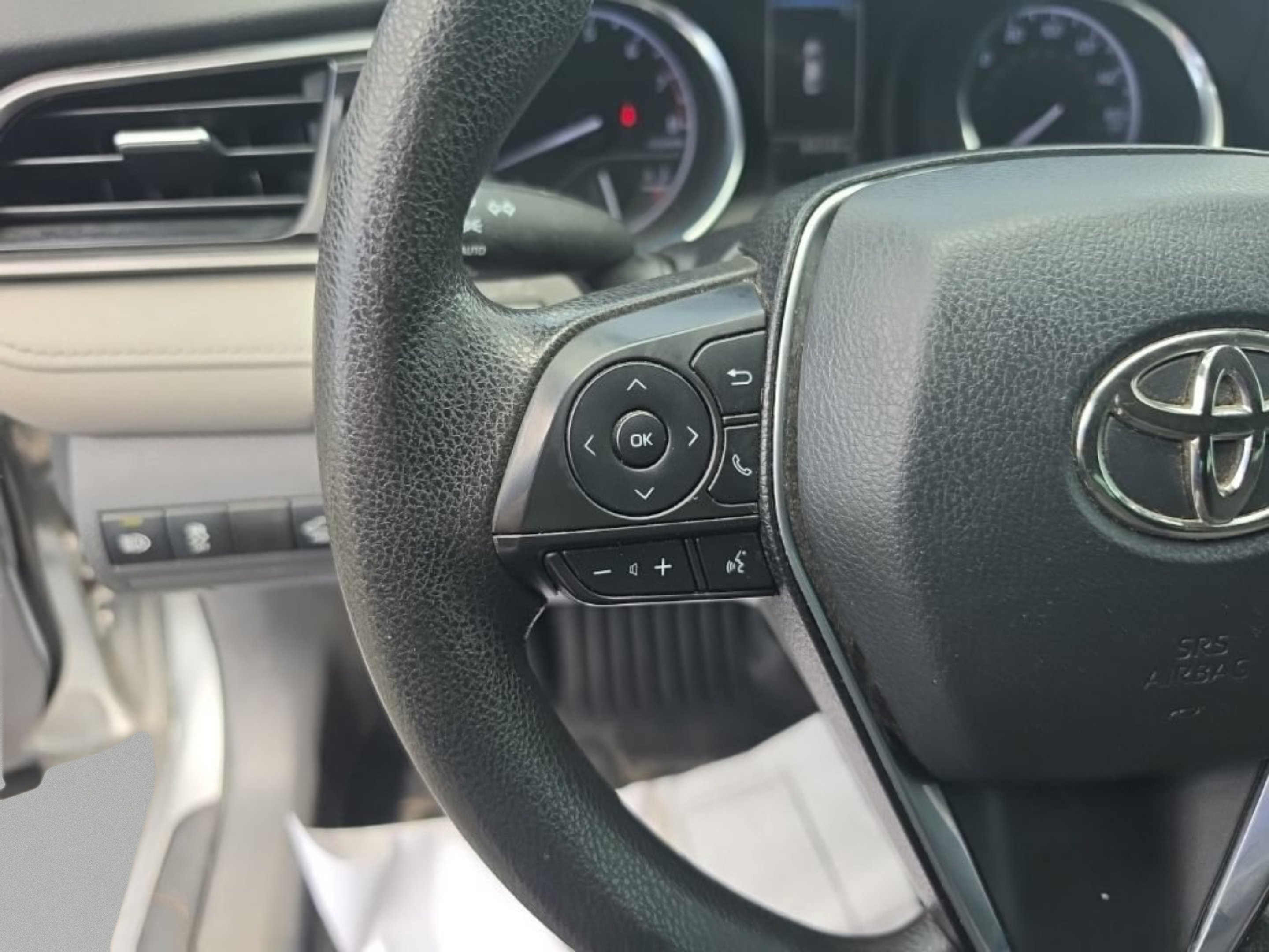 Used 2019 Silver Toyota LE image 11