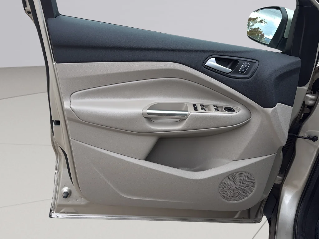Used 2018 White Gold Metallic Ford SE image 25