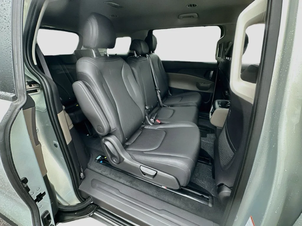 New 2027 Ivory Silver Kia EX image 28