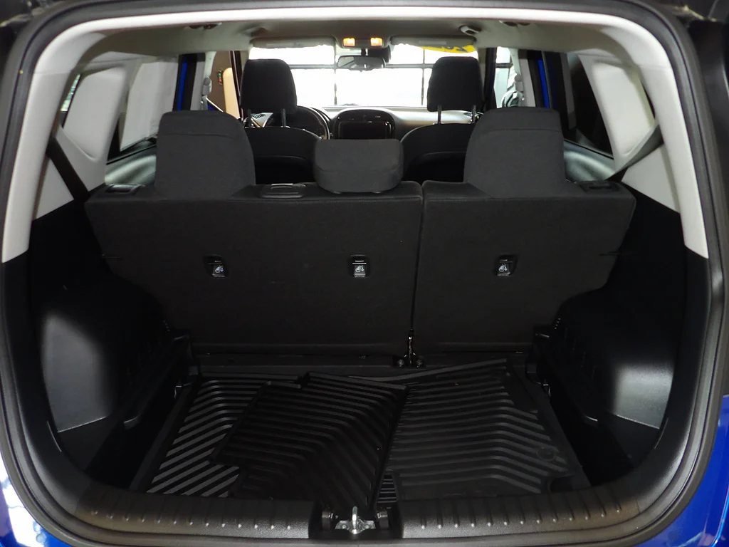 Used 2022 Neptune Blue/Cherry Black Kia X-Line image 18