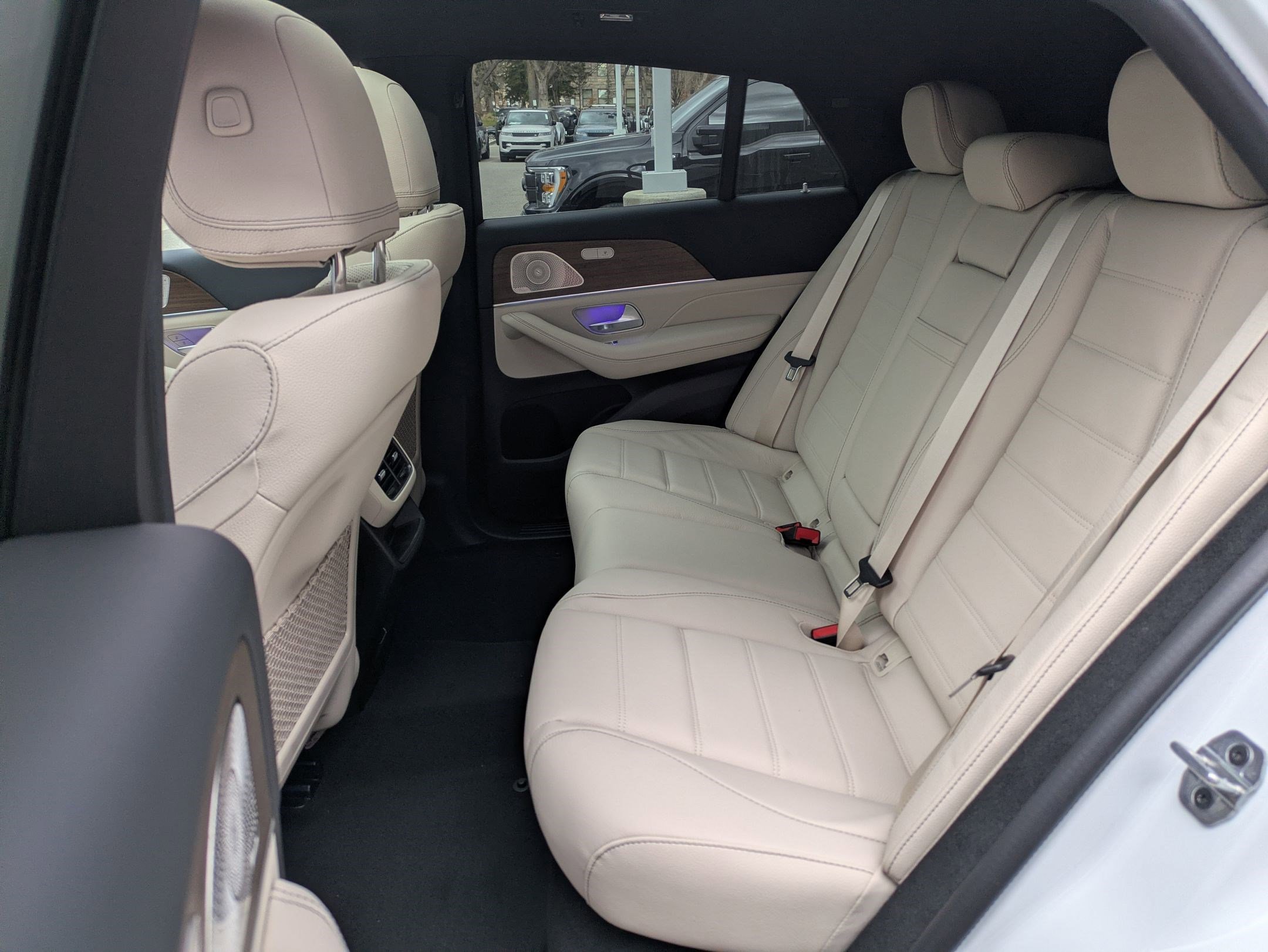 New 2026 MANUFAKTUR Moonlight White Metallic Mercedes-Benz GLE 450 image 16
