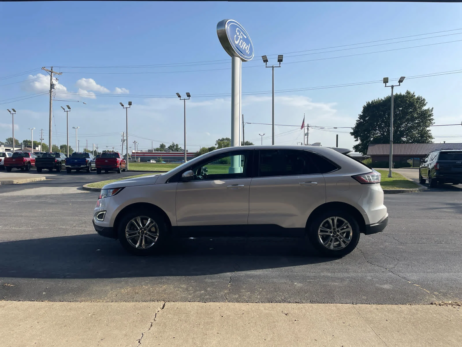 Used 2015 White Platinum Metallic Tri-Coat Ford SEL image 3