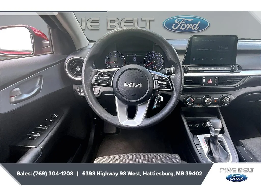 Used 2022 Currant Red Kia LXS image 5