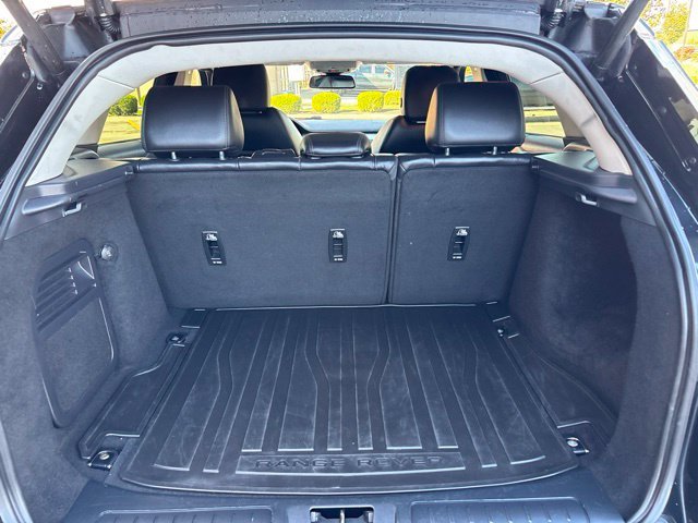 Used 2017  Land Rover SE image 33