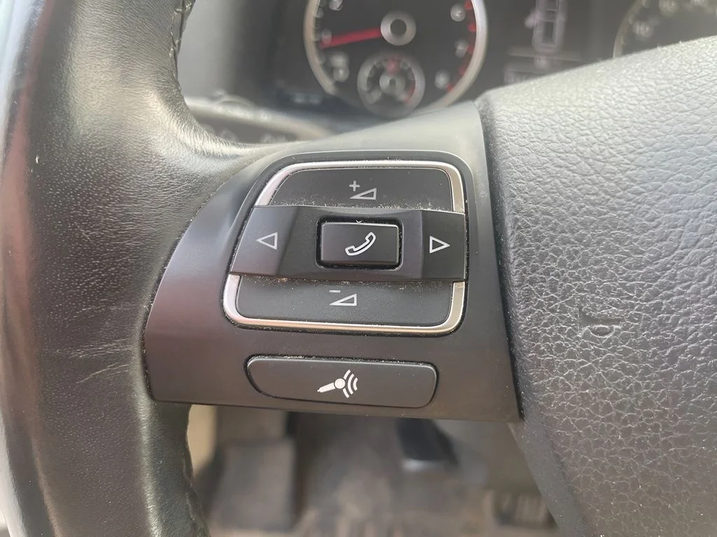 Used 2016 White Volkswagen SE image 22
