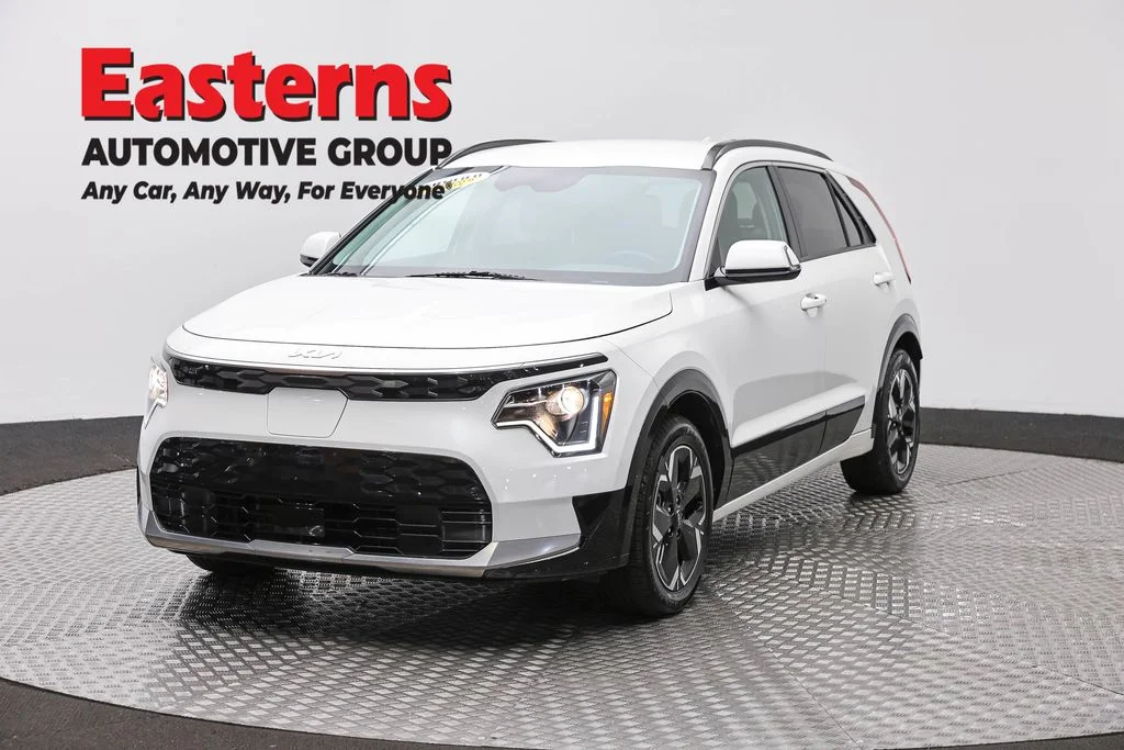 Used 2023 White Kia Wind image 1