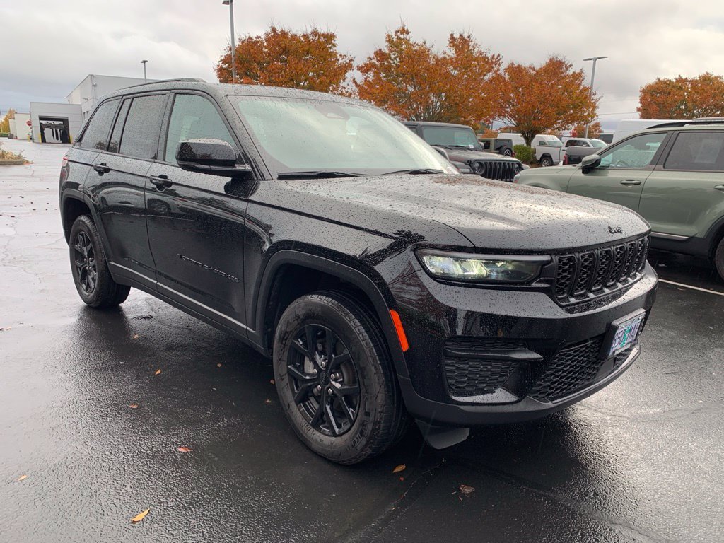 Used 2024 Diamond Black Crystal Pearlcoat Jeep Altitude X image 4