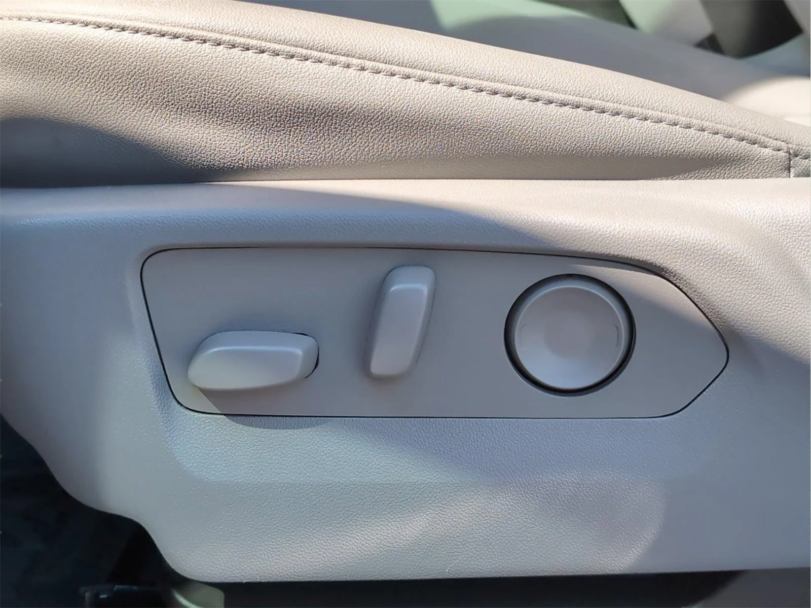 Used 2025 Summit White Chevrolet LTZ image 15