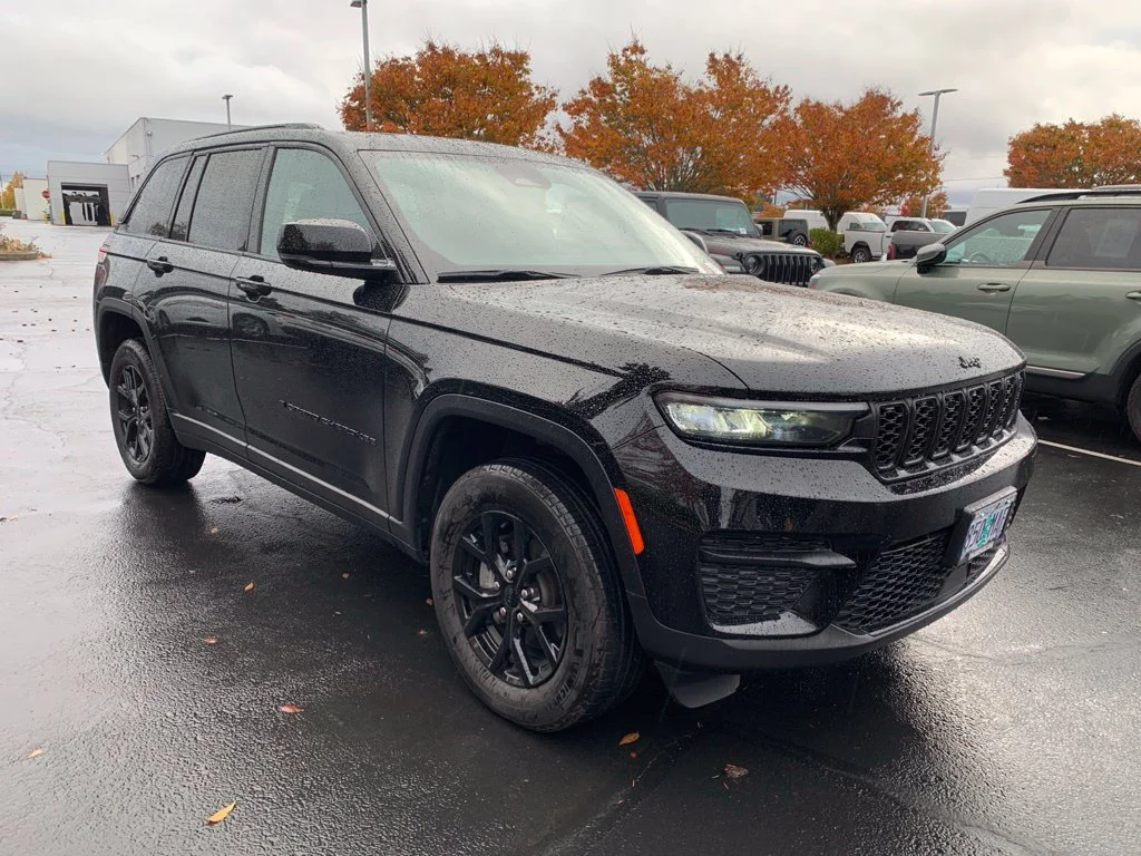 Used 2024 Diamond Black Crystal Pearlcoat Jeep Altitude X image 5