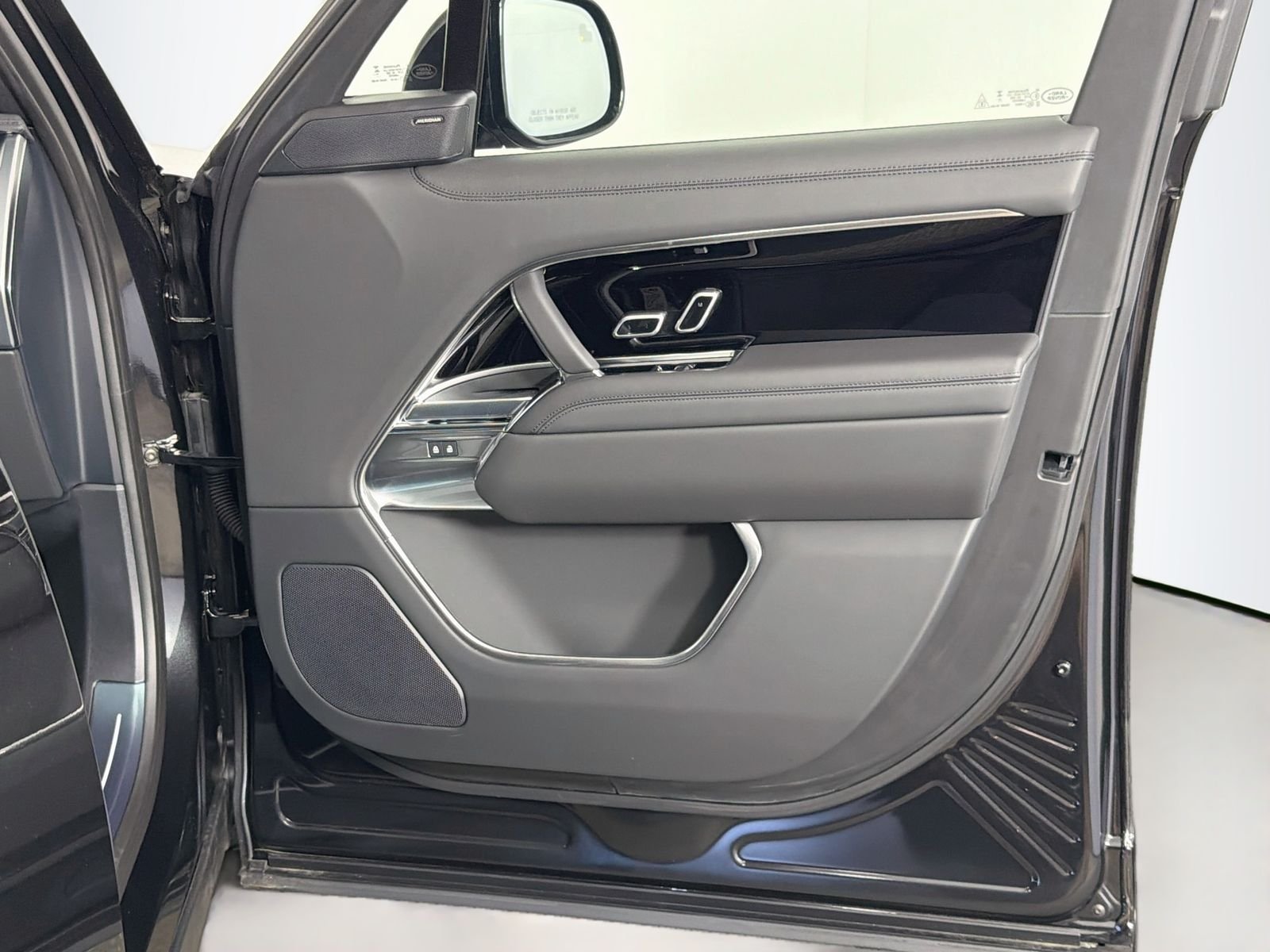 New 2026 Santorini Black LAND ROVER SE 7 Seats image 32