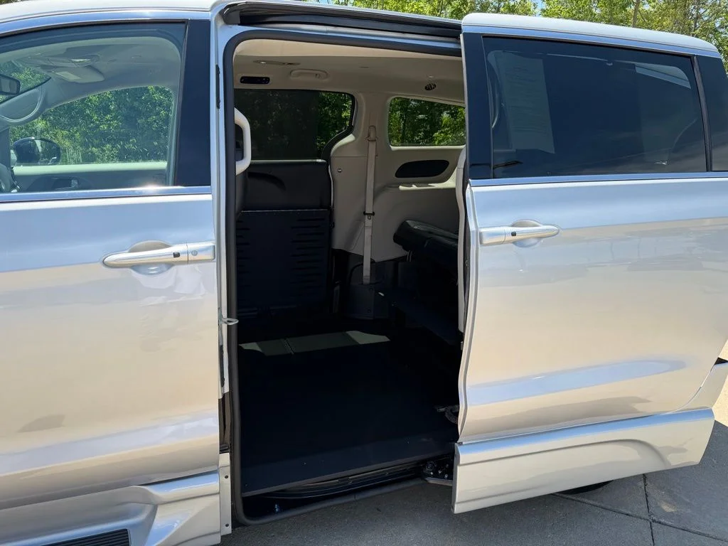 Used 2024 Silver Chrysler Touring L image 22
