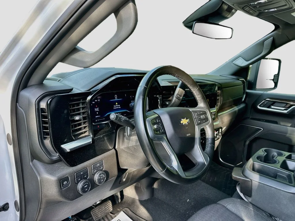 Used 2025 Summit White Chevrolet LT image 9