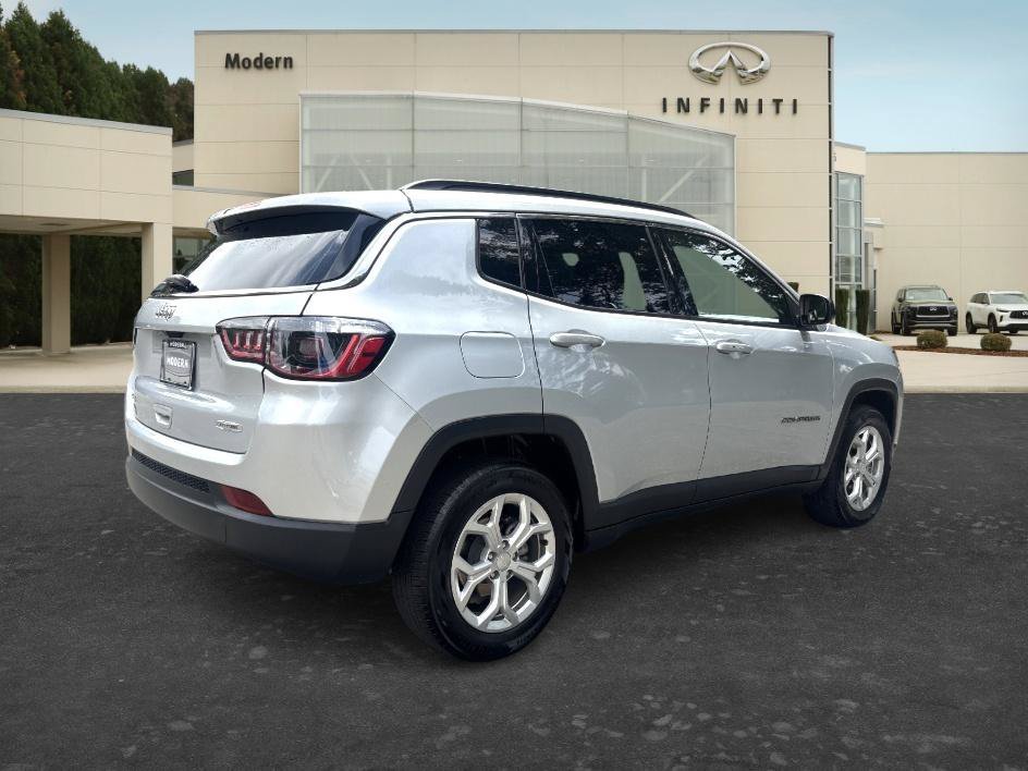Used 2024 Silver Zynith Metallic Clearcoat Jeep Latitude image 5