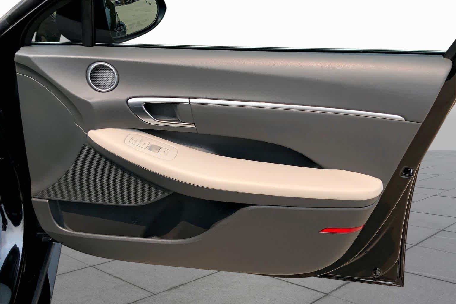 Used 2022 Phantom Black Hyundai SEL image 22